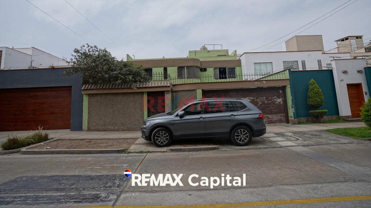 Oportunidad Única En San Borja: Casa De 300 M² Con Amplios Jardines - 12