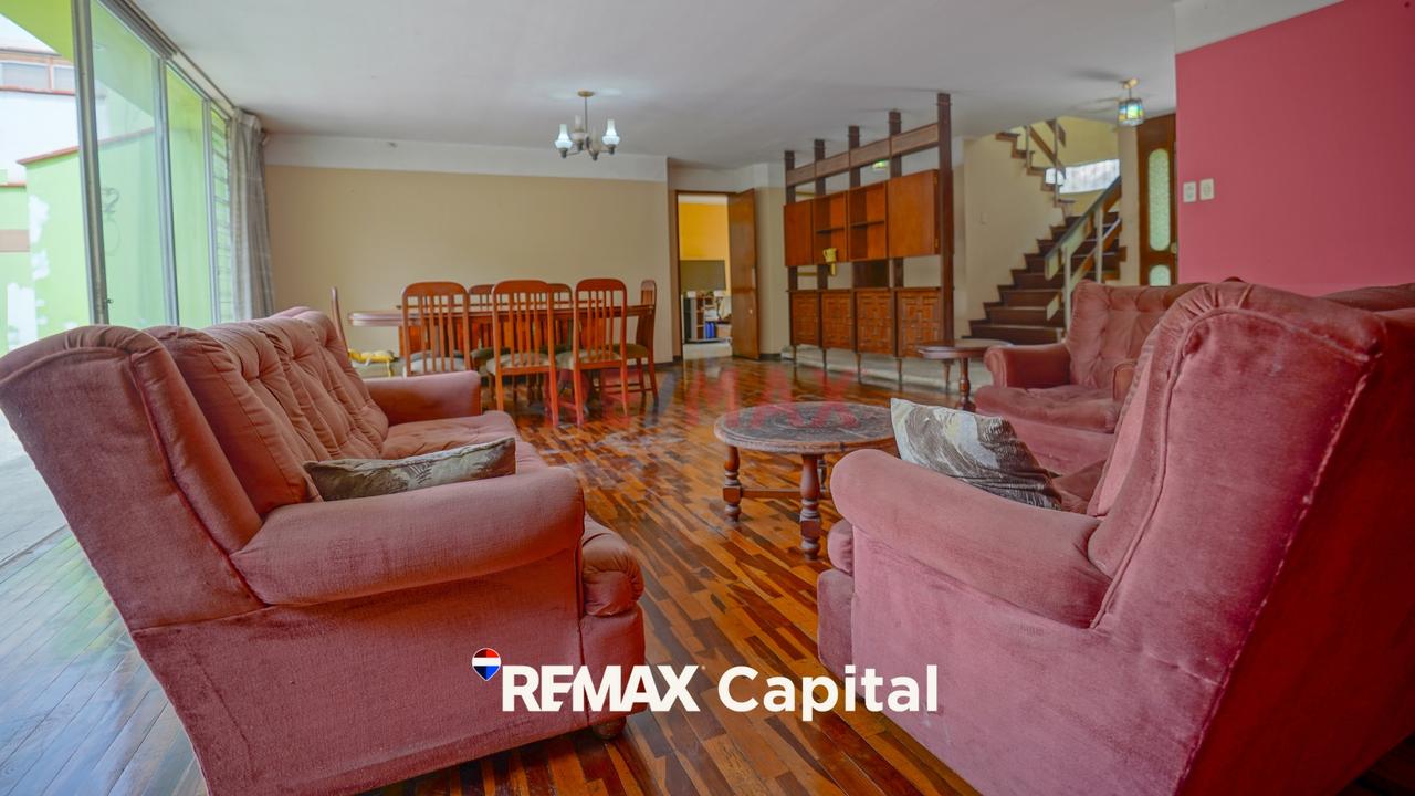 Oportunidad Única En San Borja: Casa De 300 M² Con Amplios Jardines - 10