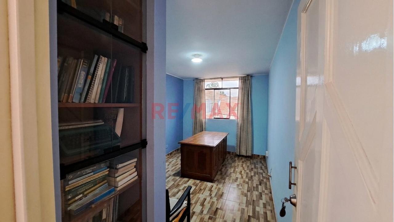 Venta Casa En Los Olivos 217M2 - 17