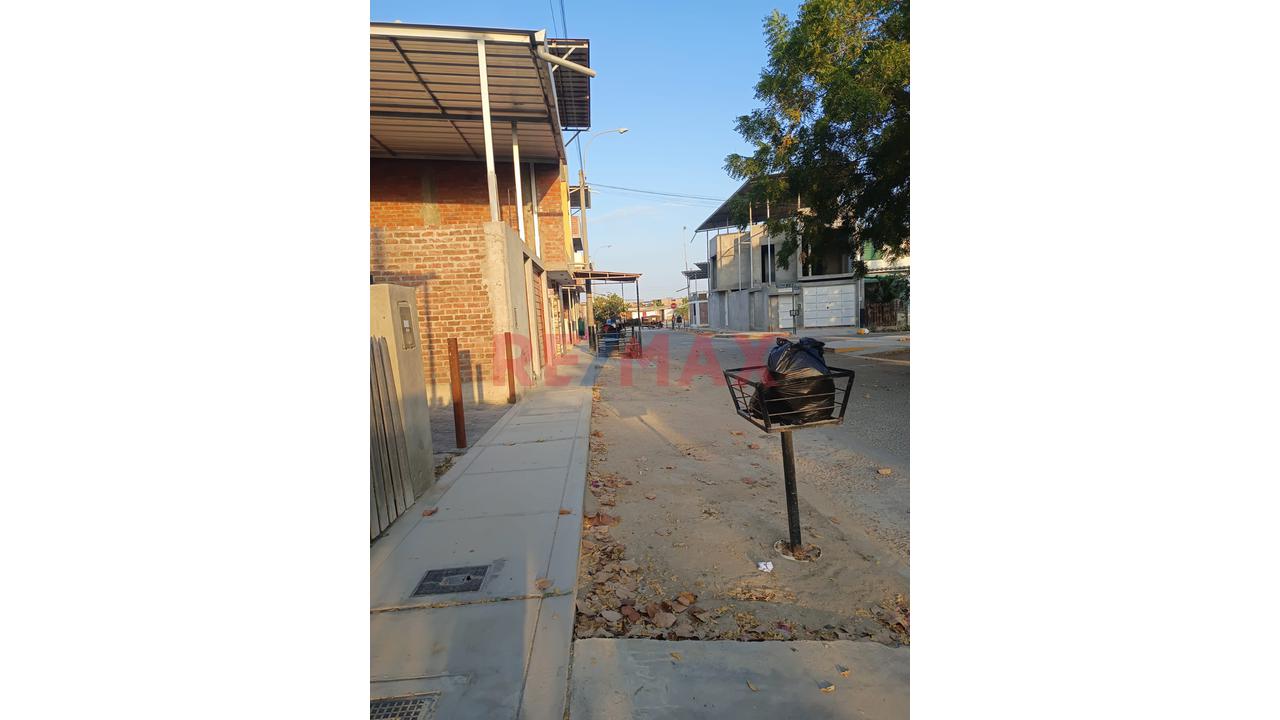 Venta De Casa En Urb La Planicie Ii Etapa I Mz A2 Lote 56 Frente Al Parque - 3