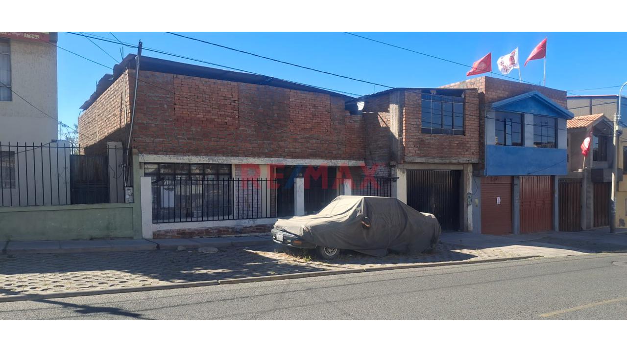Venta De Casa Como Terreno En Plena Avenida - Cayma Acequia Alta