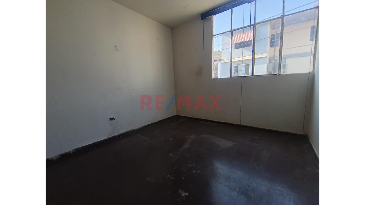 Venta De Casa De Dos Pisos En Urb. Bancarios Muy Cerca Al Real Plaza — foto 13