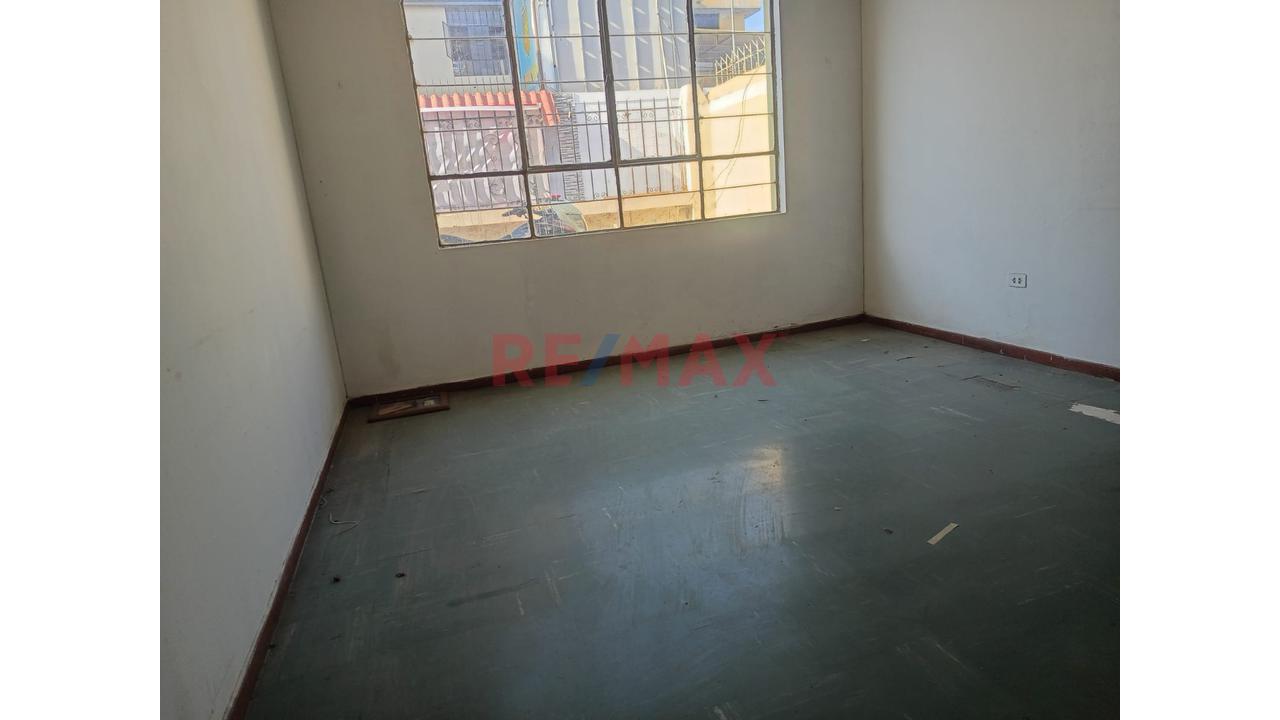 Venta De Casa De Dos Pisos En Urb. Bancarios Muy Cerca Al Real Plaza — foto 3