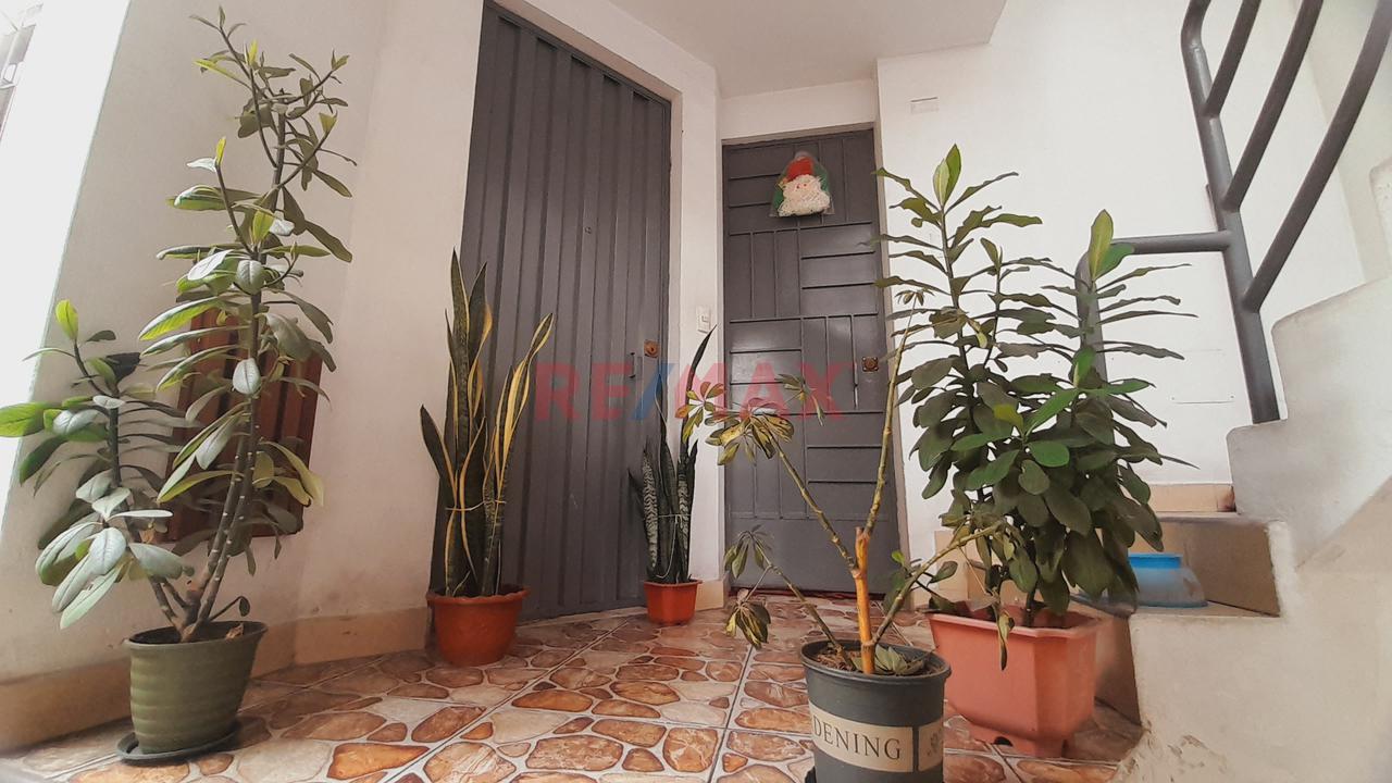 Ate - Urb. Alameda De La Rivera - Venta De Departamento En Edificio De 4 Pisos. - 1