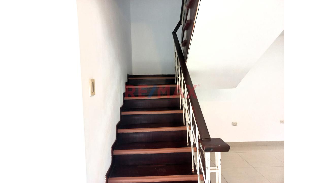 Venta De Casa De 3 Pisos  San Juan De Miraflores - 2