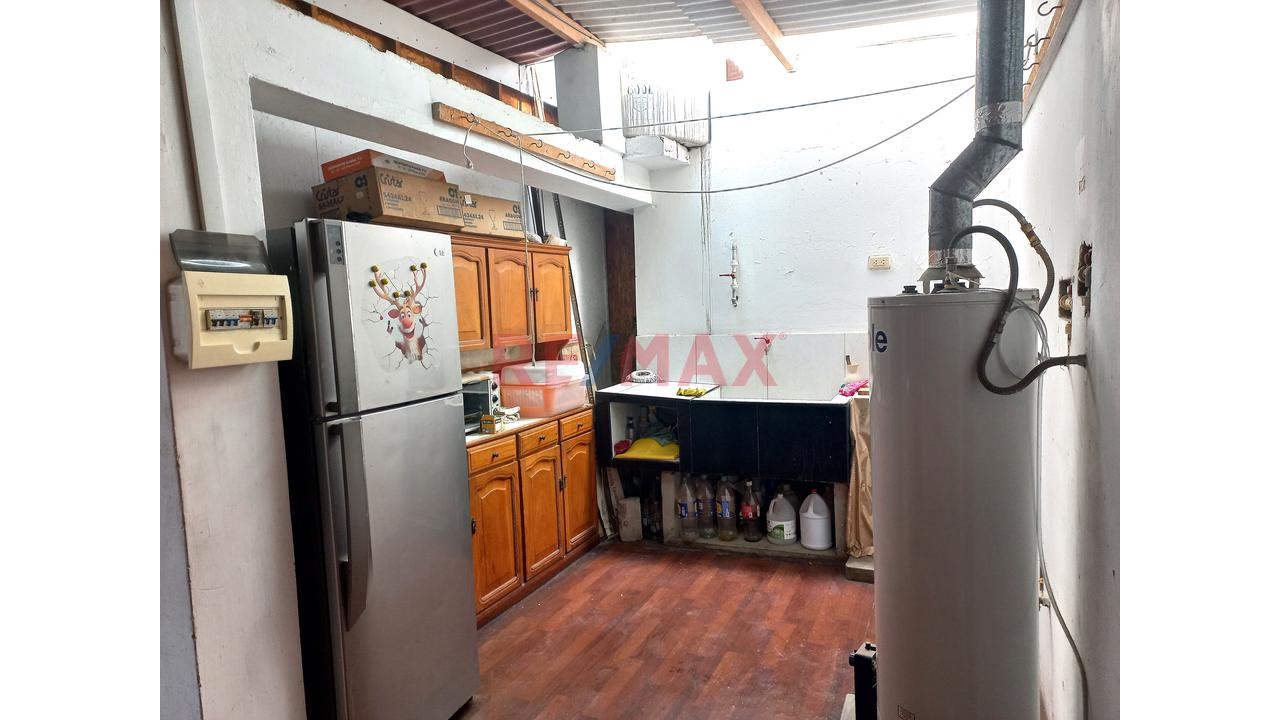 Venta De Casa De 3 Pisos  San Juan De Miraflores - 17