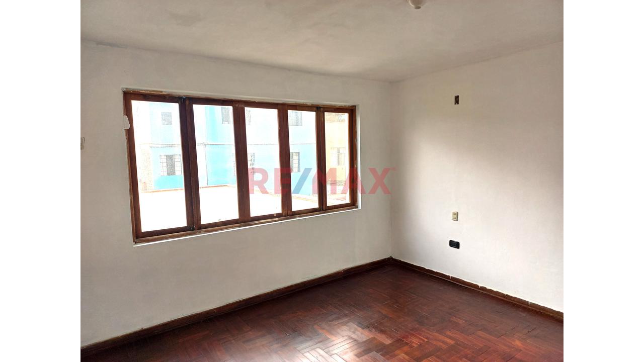 Venta De Casa De 3 Pisos  San Juan De Miraflores - 16