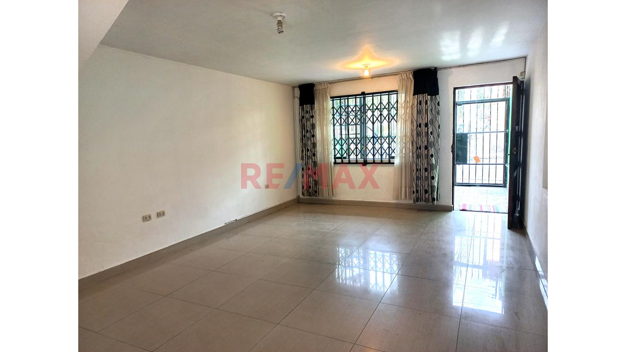 Venta De Casa De 3 Pisos  San Juan De Miraflores - 11