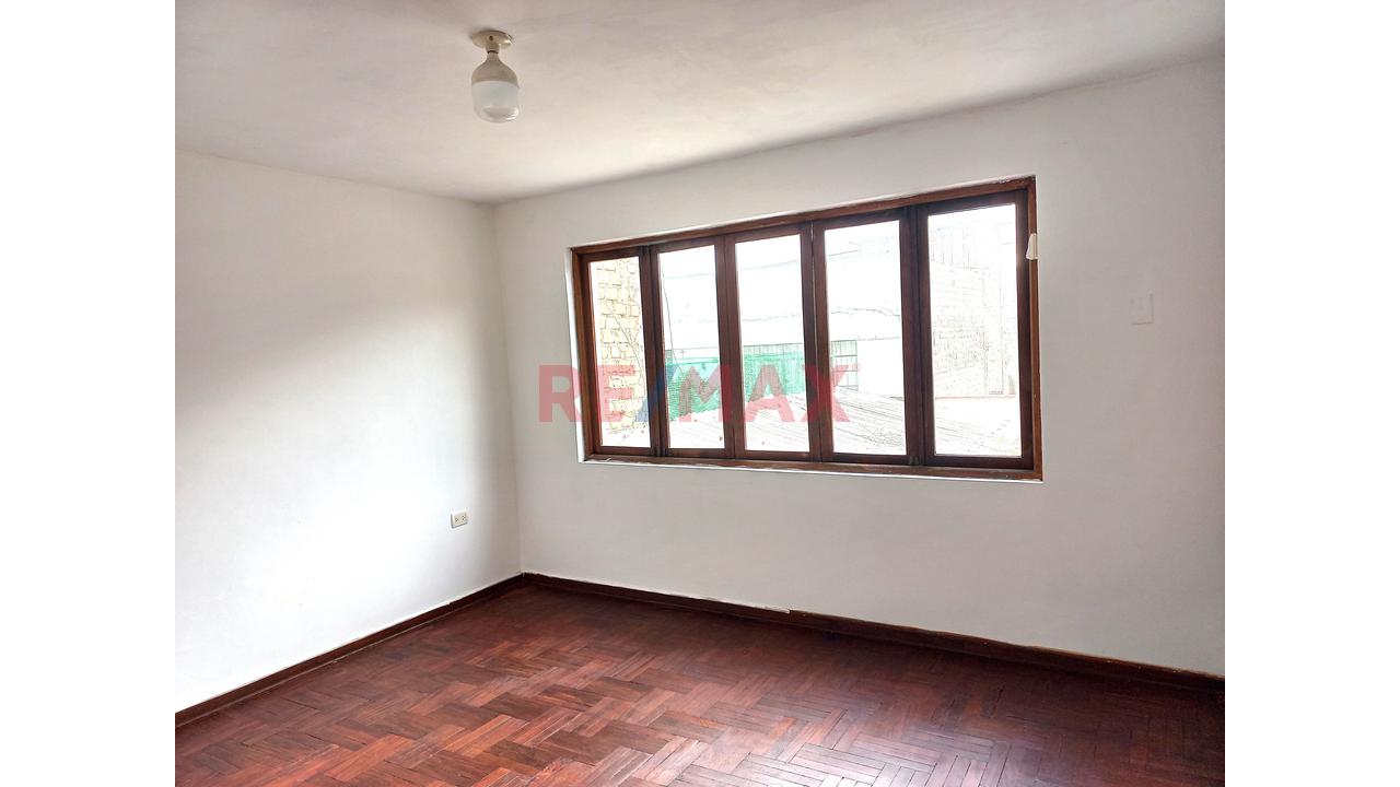 Venta De Casa De 3 Pisos  San Juan De Miraflores - 3