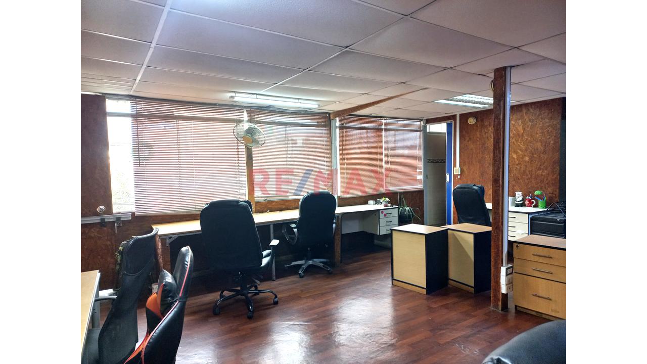 Venta De Casa De 3 Pisos  San Juan De Miraflores - 18