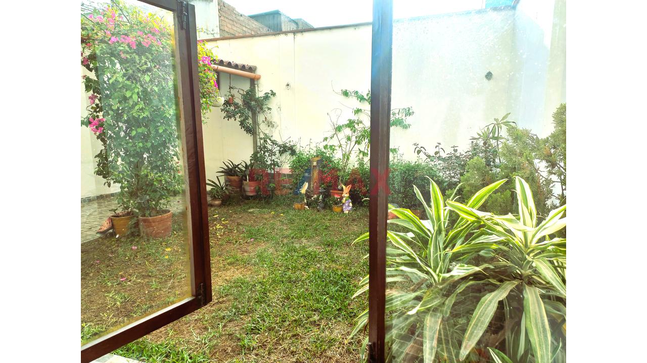Venta De Casa De 3 Pisos  San Juan De Miraflores - 9