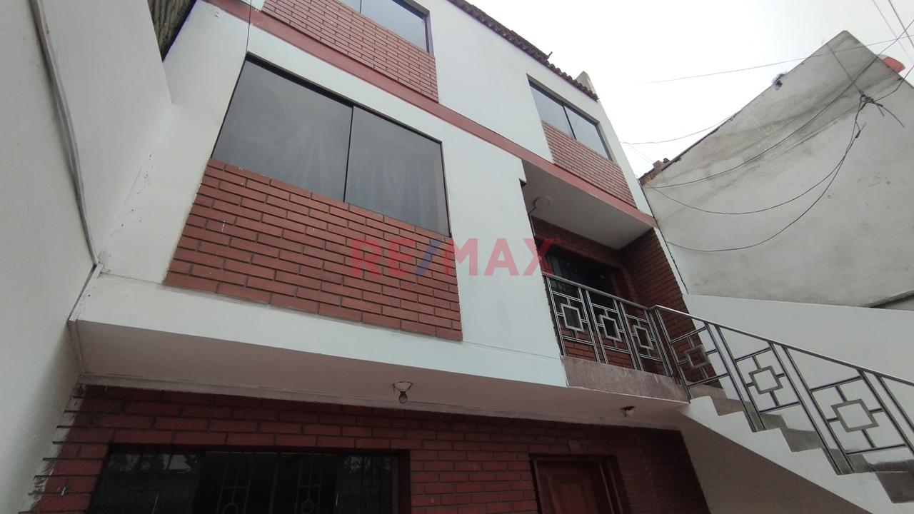 Casa De 3 Pisos + Azotea – 240 M² Construidos En 90 M² De Terreno — foto 3