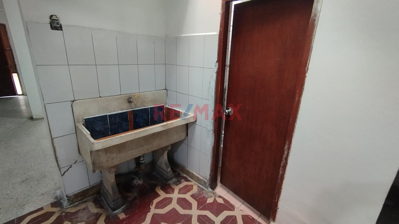Casa De 3 Pisos + Azotea – 240 M² Construidos En 90 M² De Terreno — foto 9