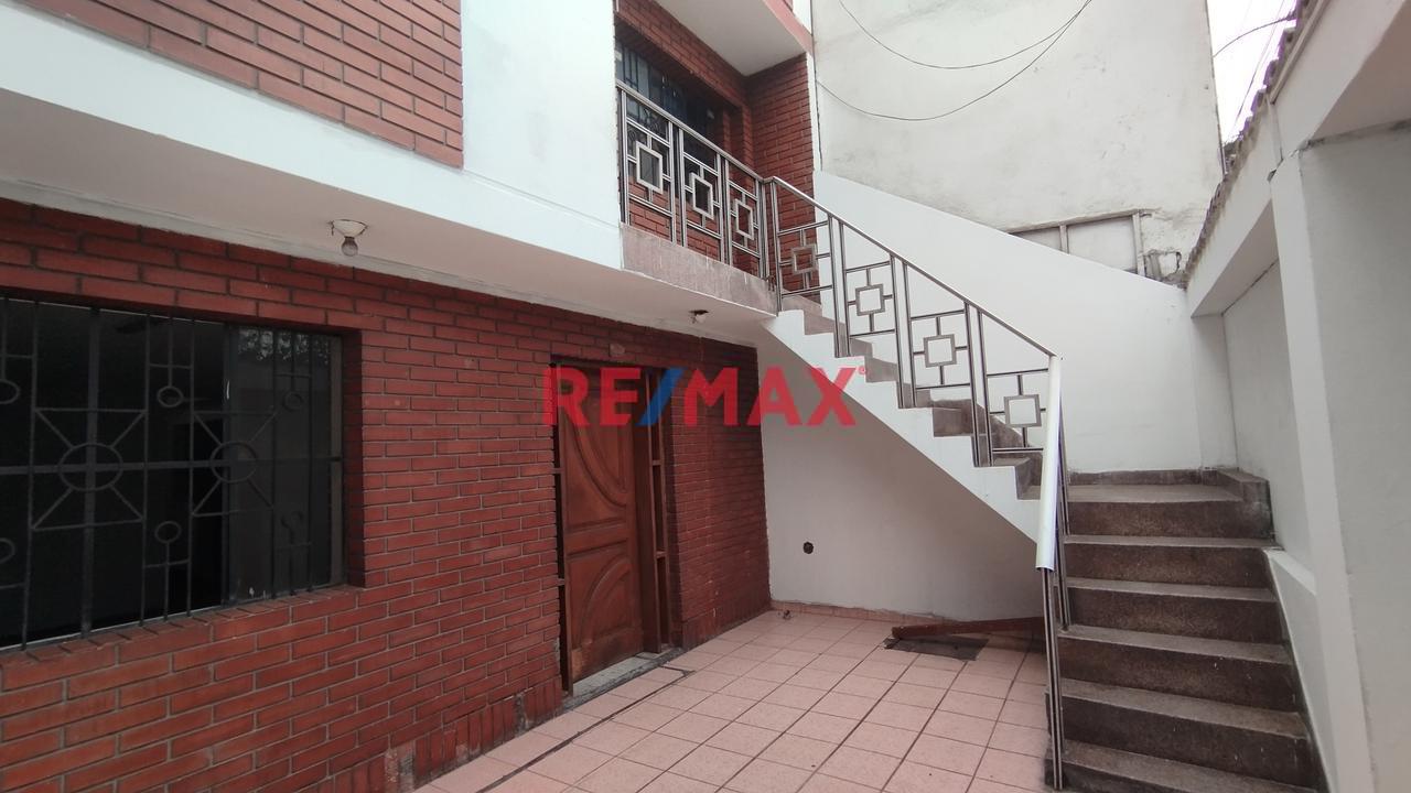 Casa De 3 Pisos + Azotea – 240 M² Construidos En 90 M² De Terreno