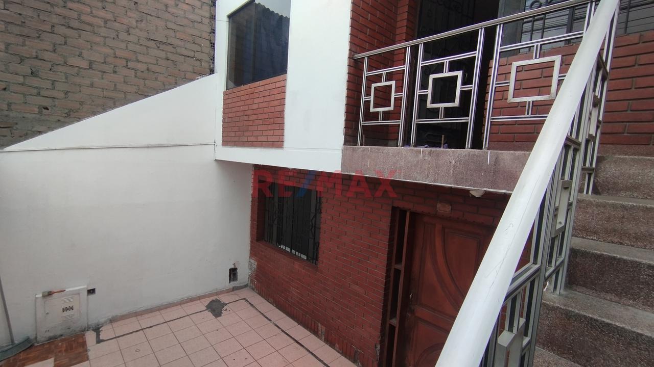 Casa De 3 Pisos + Azotea – 240 M² Construidos En 90 M² De Terreno — foto 2