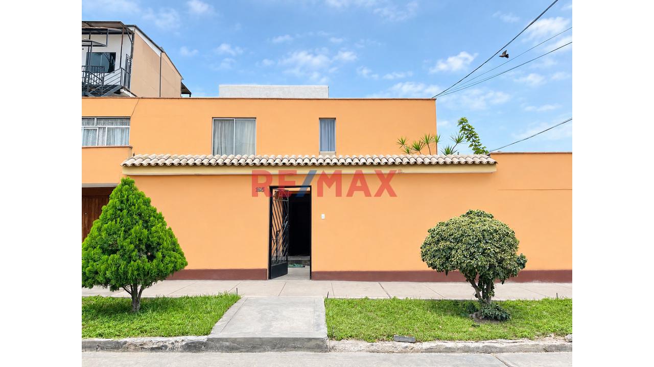 Linda Casa En Esquina, Calle Murcia Con Calle Logroño, Surco - 1
