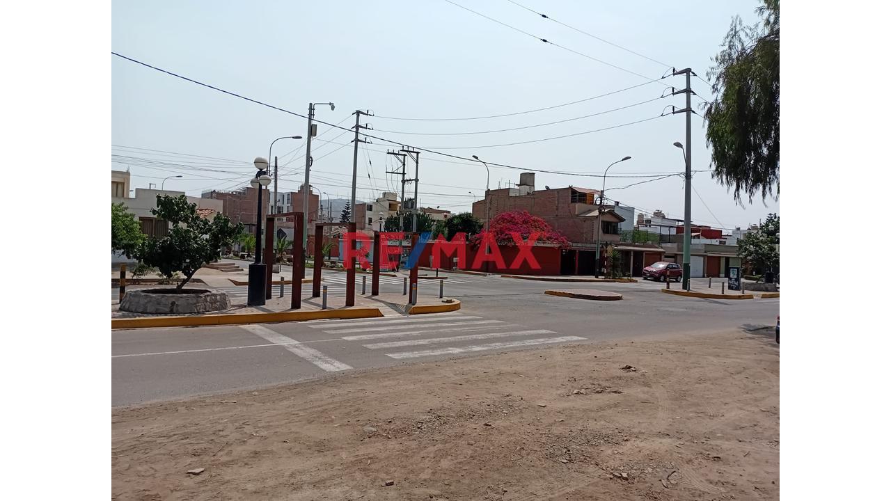 Venta De Casa Como Terreno En La Encantada De Villa Chorrillos - 1910 M2 - 17