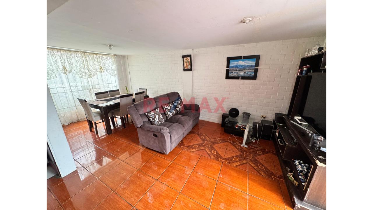 Vendemos Casa Frente A Parque Con Cochera - Ideal Para Adaptarla A Tu Estilo - - 5