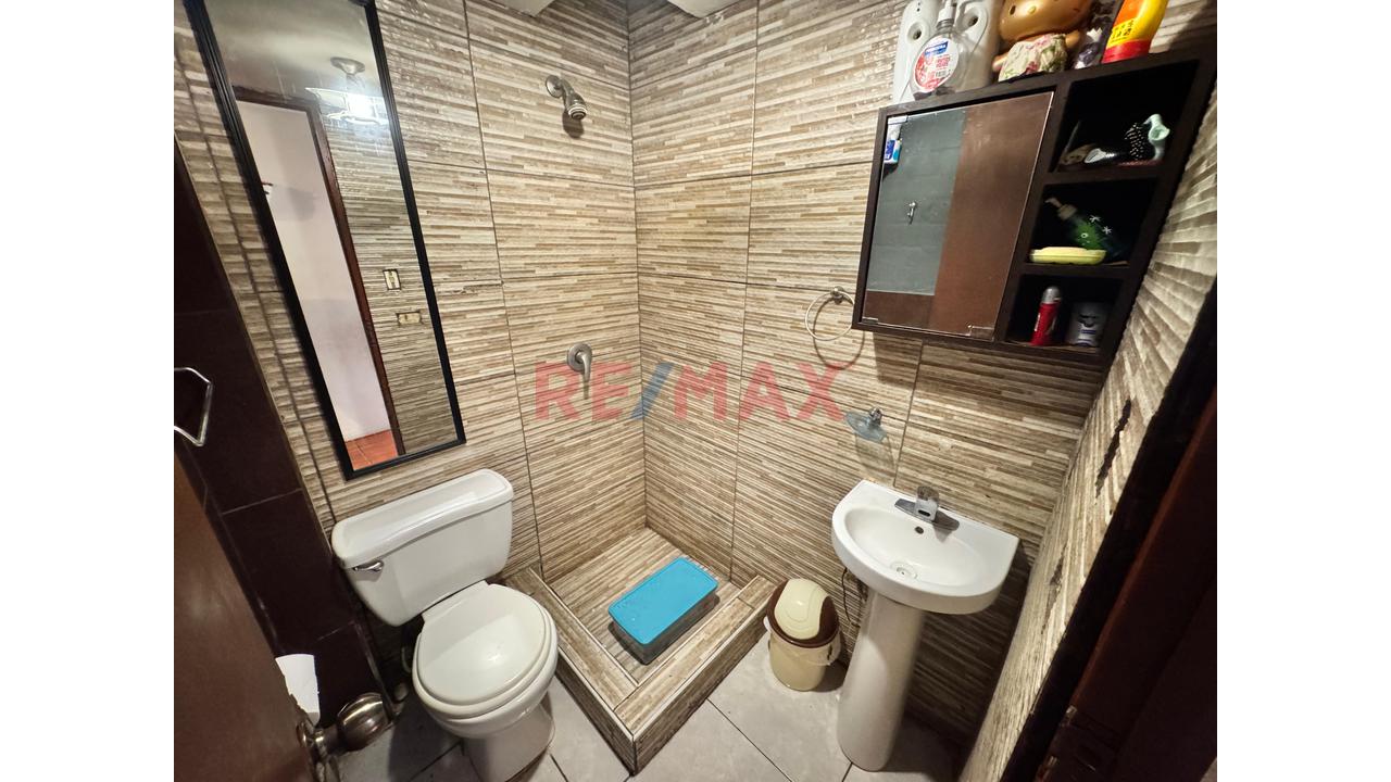 Vendemos Casa Frente A Parque Con Cochera - Ideal Para Adaptarla A Tu Estilo - - 8