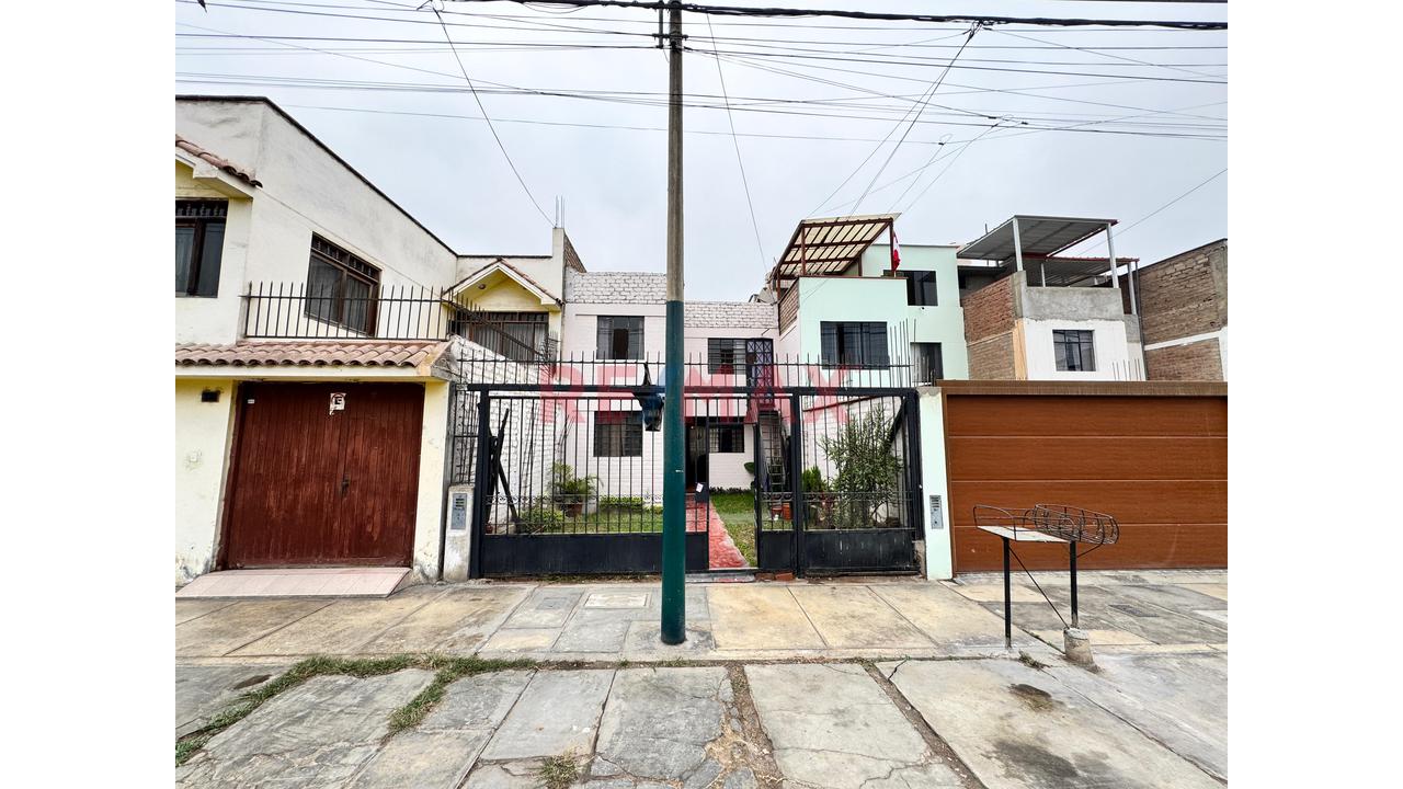Vendemos Casa Frente A Parque Con Cochera - Ideal Para Adaptarla A Tu Estilo - - 3