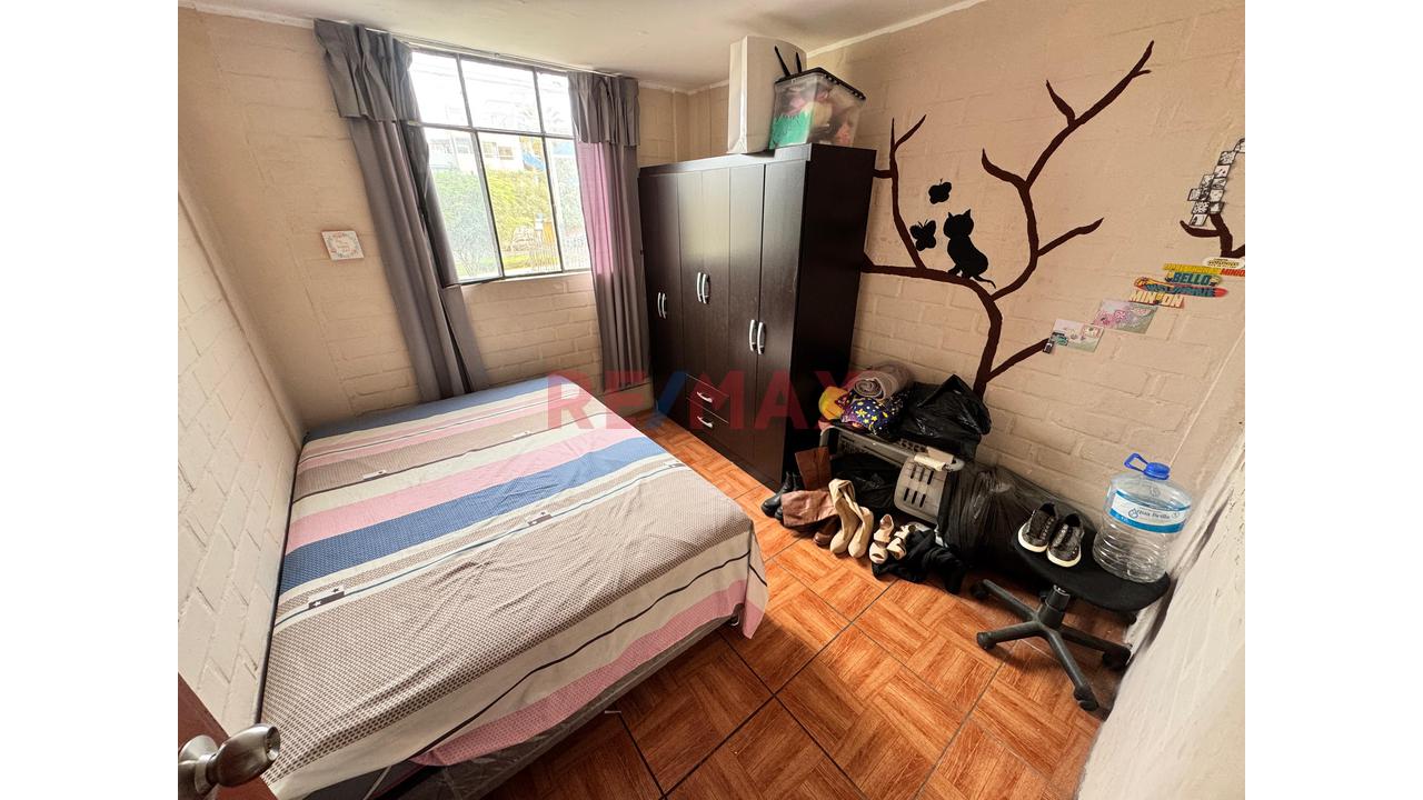 Vendemos Casa Frente A Parque Con Cochera - Ideal Para Adaptarla A Tu Estilo - - 9