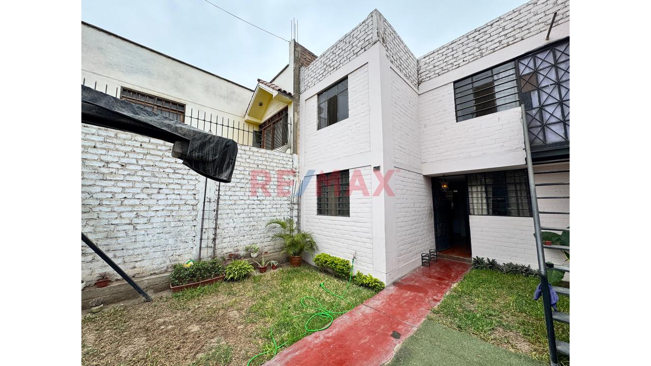 Vendemos Casa Frente A Parque Con Cochera - Ideal Para Adaptarla A Tu Estilo - - 4