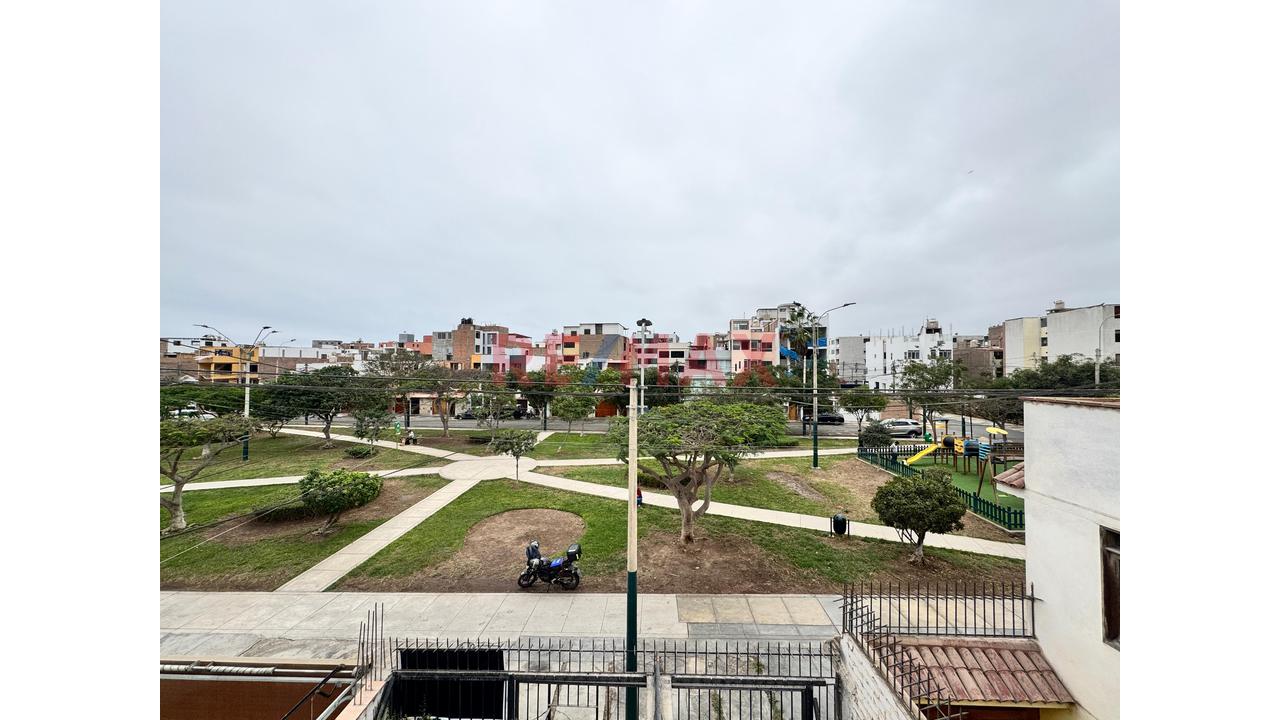 Vendemos Casa Frente A Parque Con Cochera - Ideal Para Adaptarla A Tu Estilo - - 2