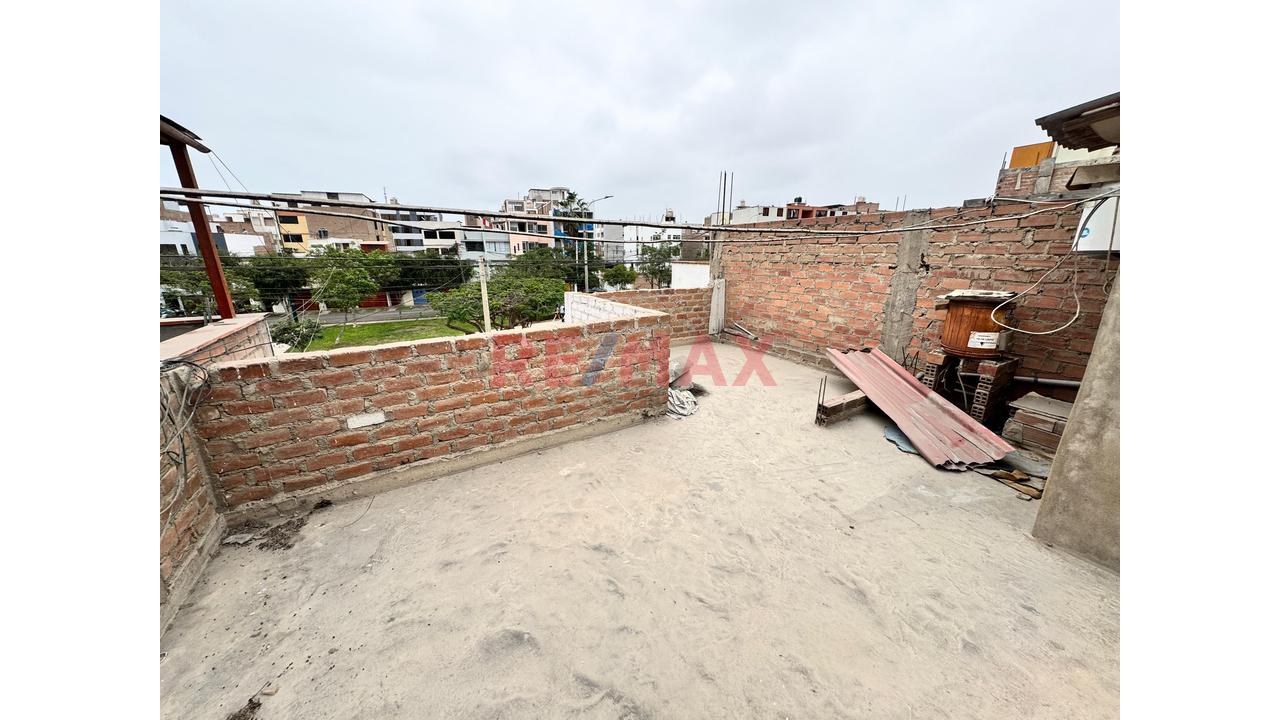 Vendemos Casa Frente A Parque Con Cochera - Ideal Para Adaptarla A Tu Estilo - - 13