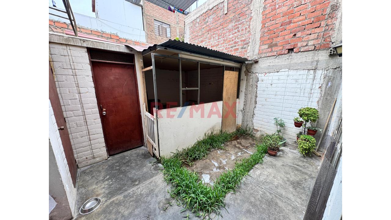 Vendemos Casa Frente A Parque Con Cochera - Ideal Para Adaptarla A Tu Estilo - - 14