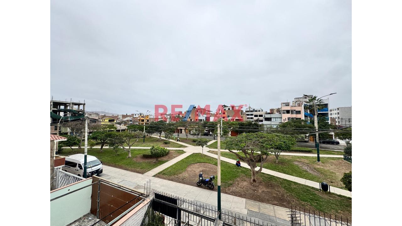 Vendemos Casa Frente A Parque Con Cochera - Ideal Para Adaptarla A Tu Estilo - - 1