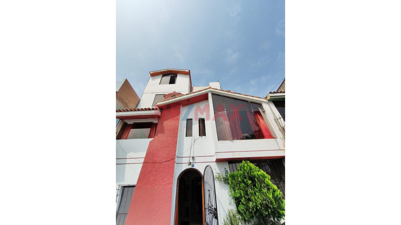 Venta De Casa Multifamiliar De 4 Pisos, Múltiples Habitaciones Y Baños Sobre Terreno De 173 M² C/Estacionamiento - 299.28 M2 De Construccion - 9