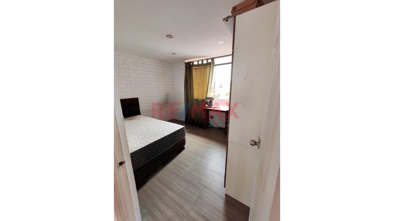 Venta De Casa Multifamiliar De 4 Pisos, Múltiples Habitaciones Y Baños Sobre Terreno De 173 M² C/Estacionamiento - 299.28 M2 De Construccion - 18