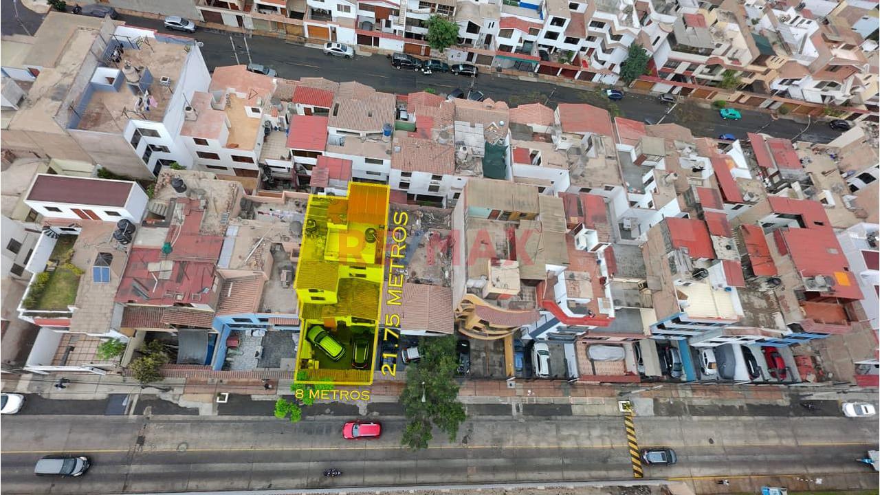 Venta De Casa Multifamiliar De 4 Pisos, Múltiples Habitaciones Y Baños Sobre Terreno De 173 M² C/Estacionamiento - 299.28 M2 De Construccion - 15