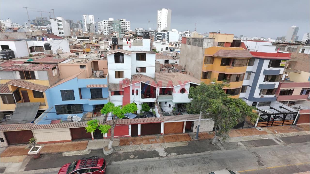 Venta De Casa Multifamiliar De 4 Pisos, Múltiples Habitaciones Y Baños Sobre Terreno De 173 M² C/Estacionamiento - 299.28 M2 De Construccion - 4