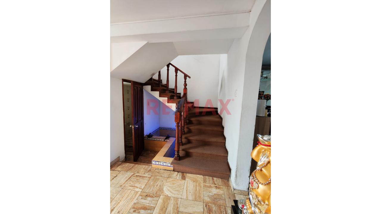 Venta De Casa Multifamiliar De 4 Pisos, Múltiples Habitaciones Y Baños Sobre Terreno De 173 M² C/Estacionamiento - 299.28 M2 De Construccion - 5