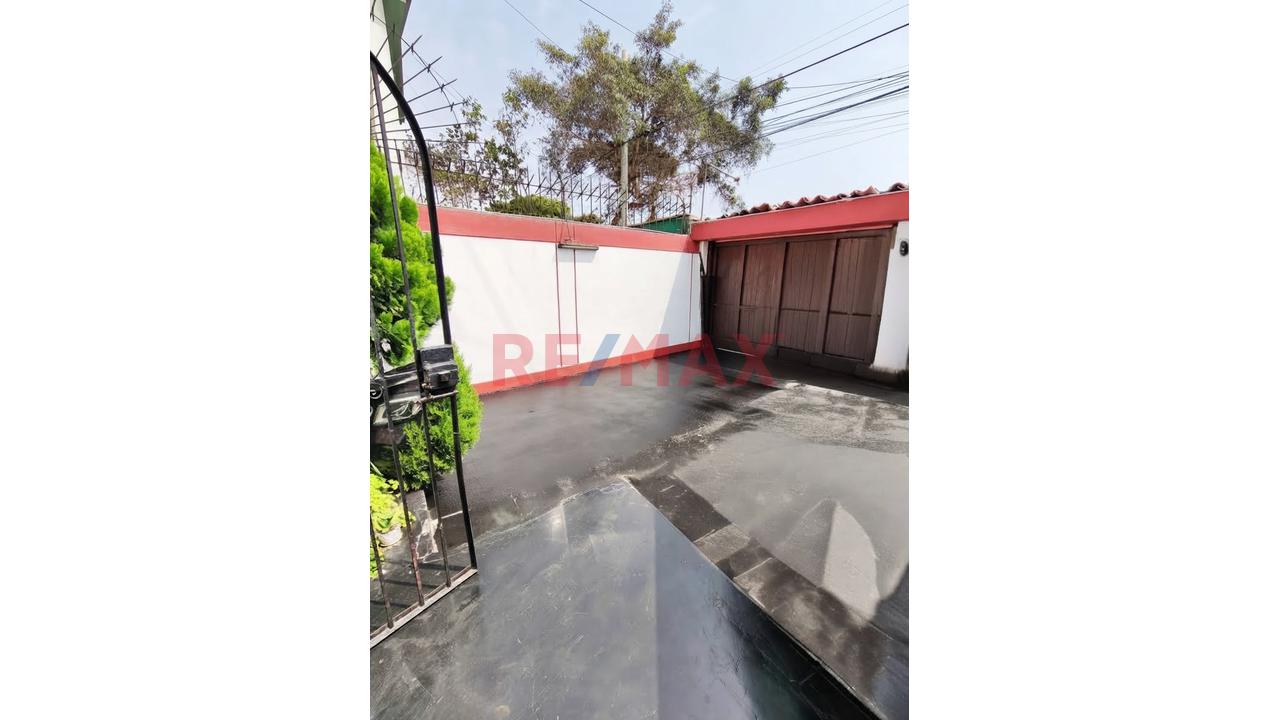 Venta De Casa Multifamiliar De 4 Pisos, Múltiples Habitaciones Y Baños Sobre Terreno De 173 M² C/Estacionamiento - 299.28 M2 De Construccion - 10