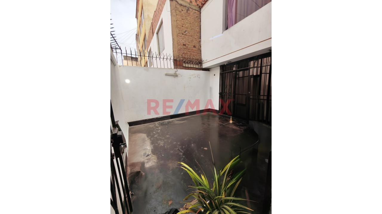 Venta De Casa Multifamiliar De 4 Pisos, Múltiples Habitaciones Y Baños Sobre Terreno De 173 M² C/Estacionamiento - 299.28 M2 De Construccion - 20