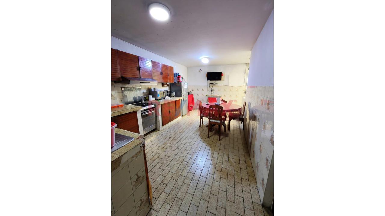 Venta De Casa Multifamiliar De 4 Pisos, Múltiples Habitaciones Y Baños Sobre Terreno De 173 M² C/Estacionamiento - 299.28 M2 De Construccion - 21