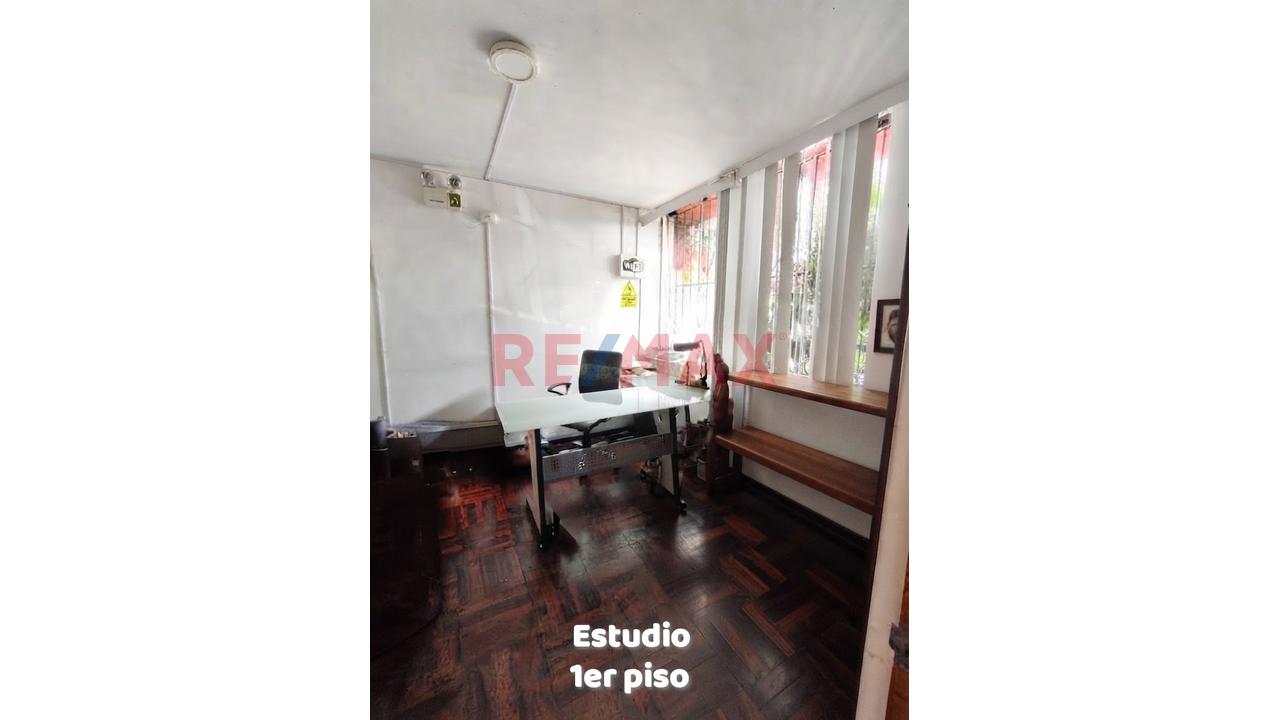 Venta De Casa Multifamiliar De 4 Pisos, Múltiples Habitaciones Y Baños Sobre Terreno De 173 M² C/Estacionamiento - 299.28 M2 De Construccion - 8