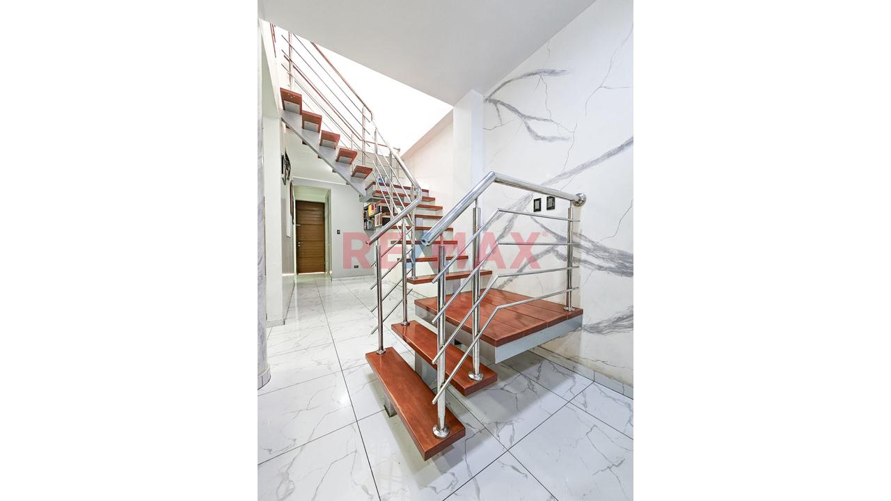 ¡Alquila Amplia Y Hermosa Casa De 2 Niveles | 4 Dormitorios + Cochera | 180 M²! - 18