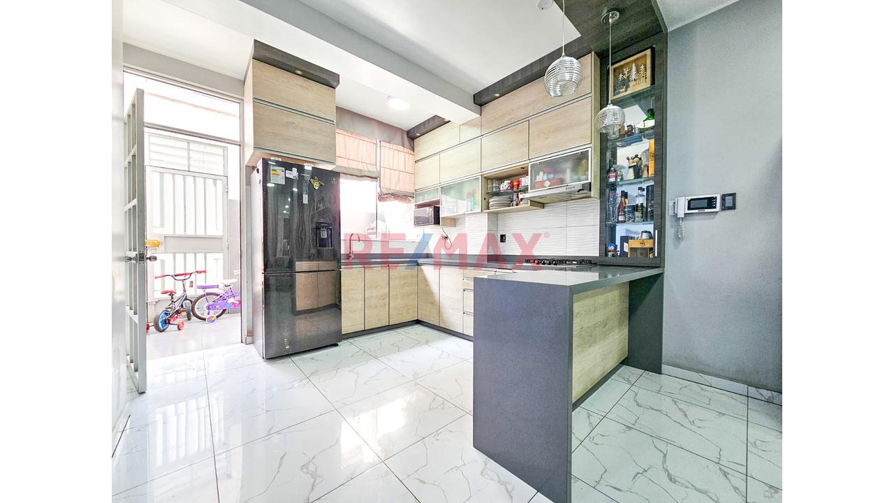 ¡Alquila Amplia Y Hermosa Casa De 2 Niveles | 4 Dormitorios + Cochera | 180 M²! - 9