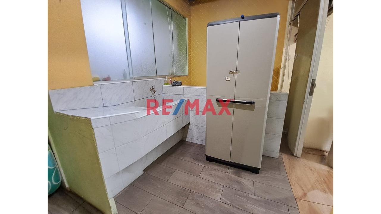 🚨 ¡Ocasión Para Vivir E Invertir En Sjl! 🏡💰 🔥 Casa De 3 Pisos + Amplia Azotea - 18