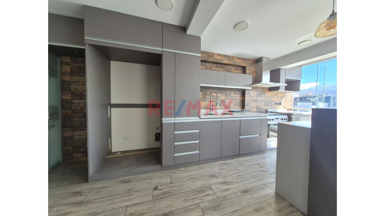 Exclusivo Dúplex En Esquina Frente A Parque Con Terraza Y Vista A Los Volcanes - 4
