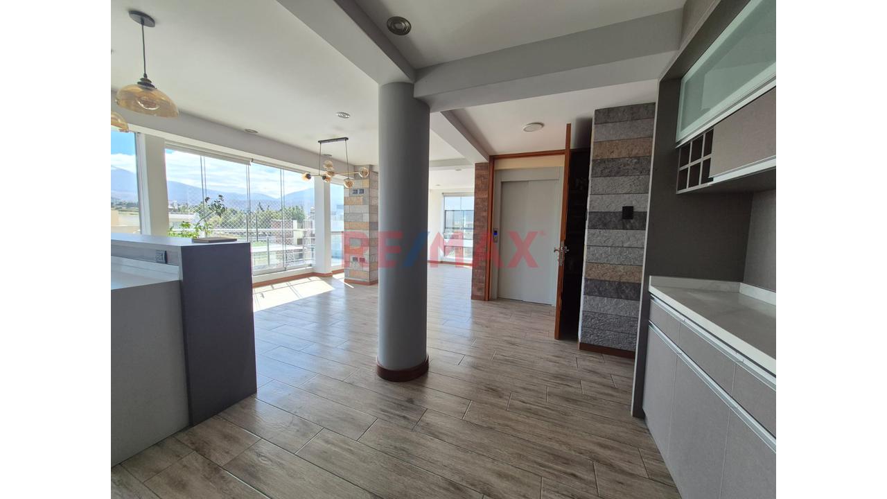 Exclusivo Dúplex En Esquina Frente A Parque Con Terraza Y Vista A Los Volcanes - 3