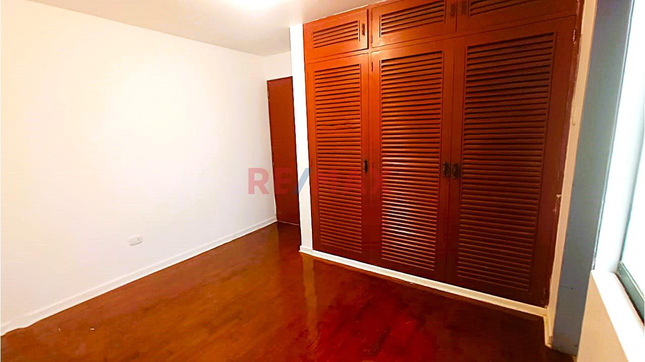 Alquiler De Departamento En Primer Piso Con Cochera  Y Dos Dormitorios — foto 5