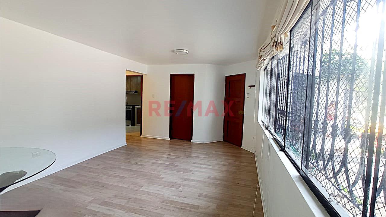 Alquiler De Departamento En Primer Piso Con Cochera  Y Dos Dormitorios — foto 14