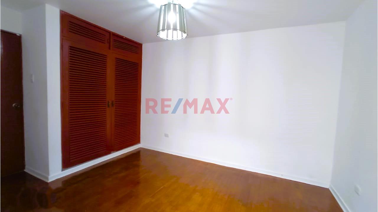 Alquiler De Departamento En Primer Piso Con Cochera  Y Dos Dormitorios — foto 8