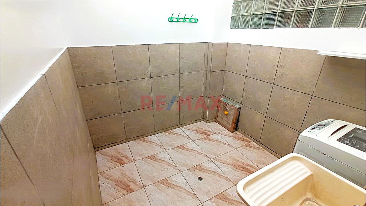 Alquiler De Departamento En Primer Piso Con Cochera  Y Dos Dormitorios — foto 11