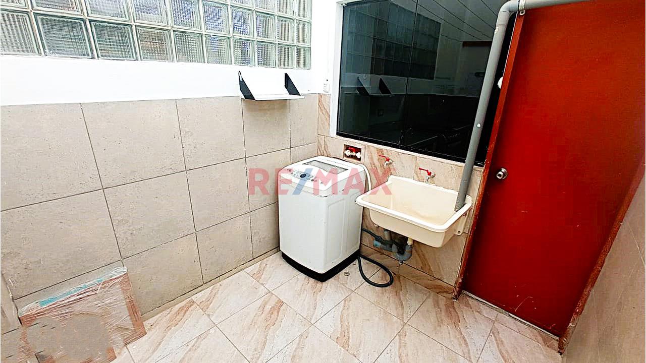 Alquiler De Departamento En Primer Piso Con Cochera  Y Dos Dormitorios — foto 10