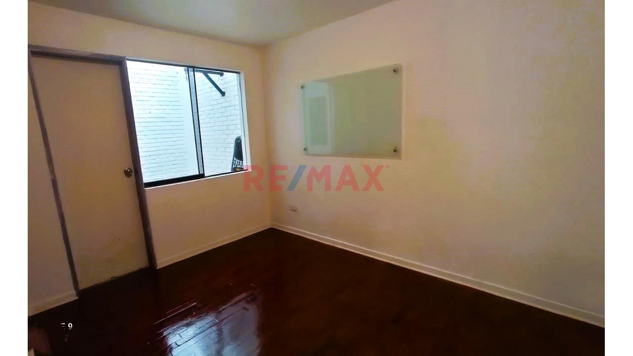 Alquiler De Departamento En Primer Piso Con Cochera  Y Dos Dormitorios — foto 7